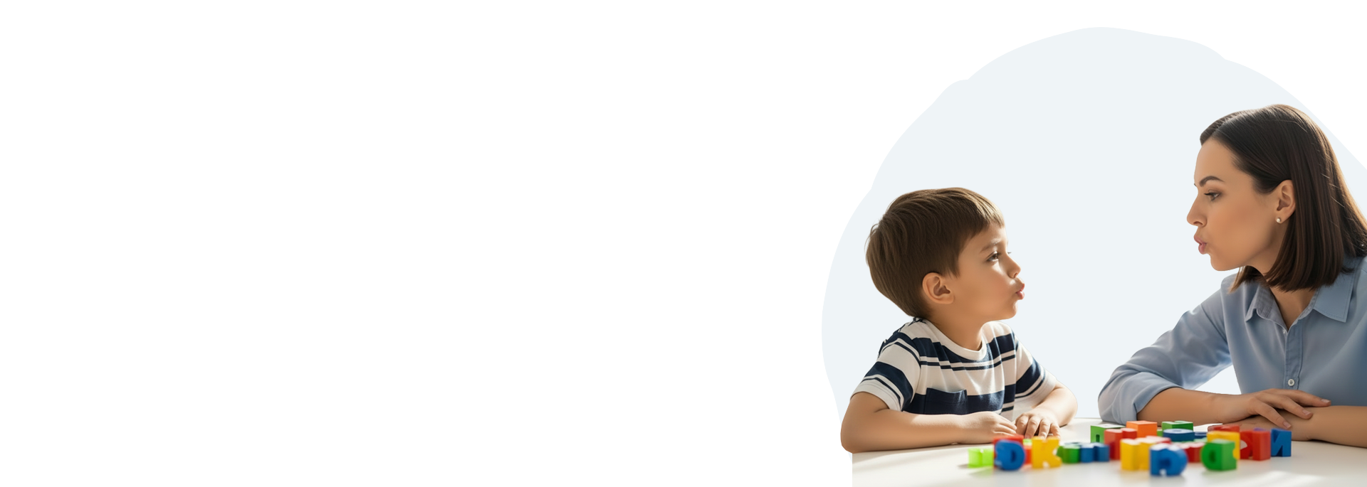 Niño en terapia de lenguaje con su terapeuta — Centro Takumi