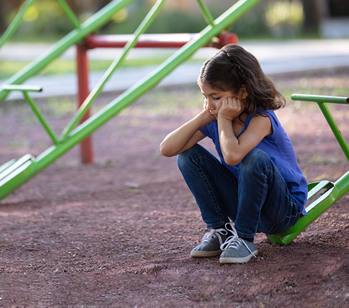 Niña tratando de subirse a un juego