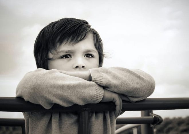 Niño pensativo y solitario