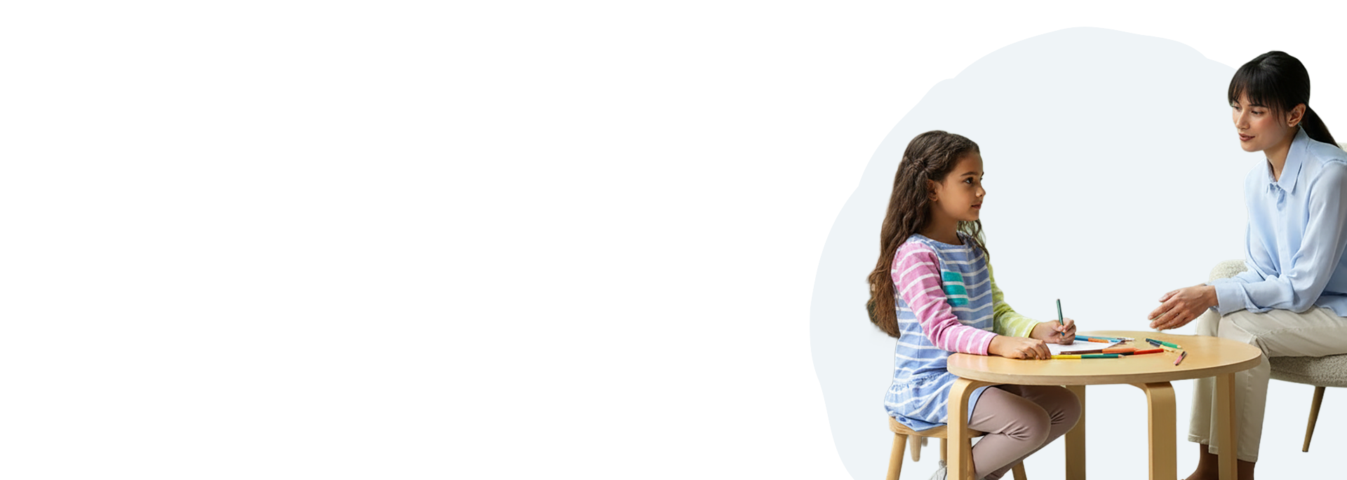 Niña siendo evaluada por su terapeuta — Centro Takumi